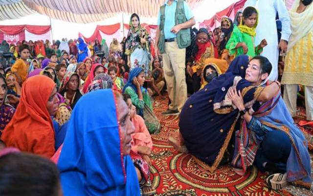  آصفہ بھٹو زرداری سیلاب متاثرین کے ساتھ گھل مل گئیں 