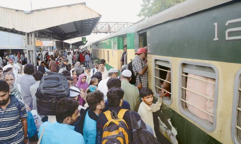 مسافر ٹرینوں کے کرایوں میں اضافہ، نوٹیفیکیشن جاری