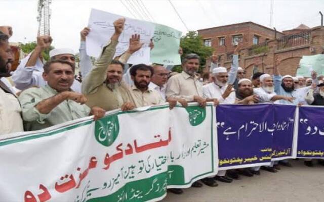  پشاور : پرائمری سکول کے اساتذہ کا احتجاج چوتھے روزبھی جاری 