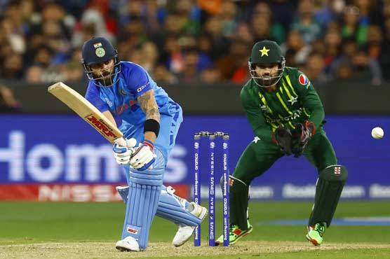 ٹی ٹوئنٹی ورلڈ کپ: سنسنی خیز مقابلے کے بعد پاکستان کو روایتی حریف بھارت کے ہاتھوں شکست