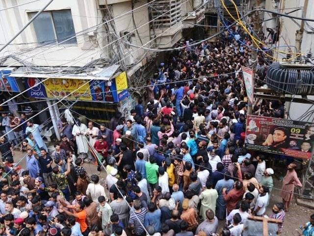 کراچی: ڈکیتی مزاحمت پر نوجوان قتل، مشتعل ہجوم نے تشدد کرکے ایک ڈاکو کو مار ڈالا