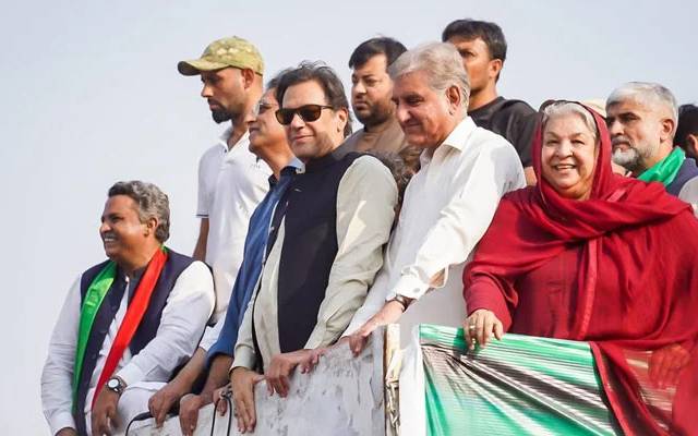 میڈیا منیجر، عوام کو دھوکہ، پرامن مارچ، داستان، تباہ کن خونریزی،