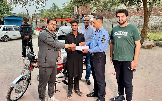 تحریک انصاف، احتجاجی مظاہرے، موٹر سائیکل، محروم، نوجوان، بڑی خوشی، 
