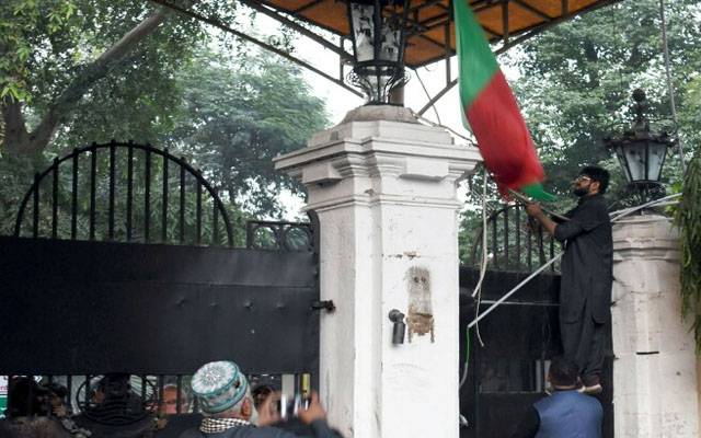 تحریک انصاف کے کارکنوں کا گورنر ہاؤس کے سامنے احتجاج 