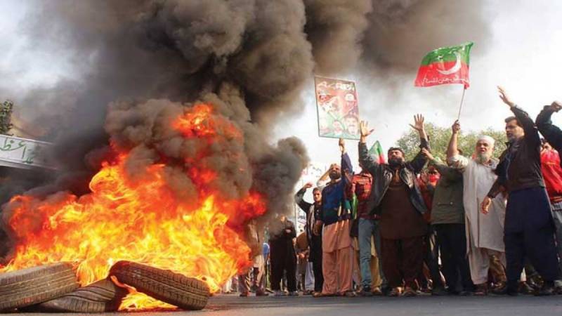پی ٹی آئی کے کارکنان کا احتجاج جاری، ایم ٹو موٹروے تیسرے روز بھی بند 