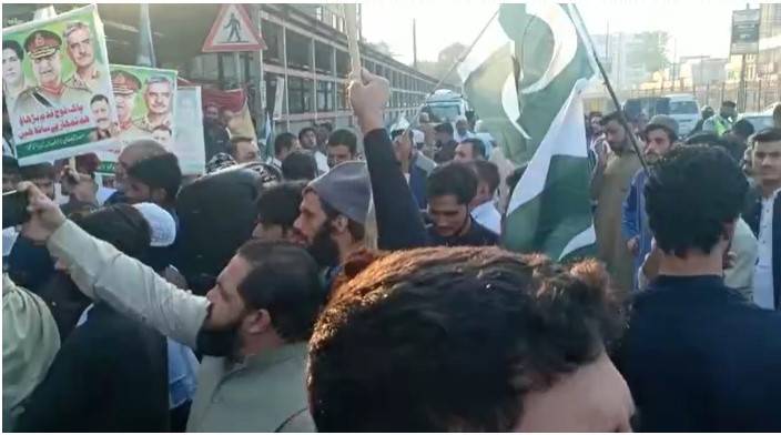 پشاور میں تاجرانصاف فورم کی پاک فوج کے حق میں ریلی، پاک فوج زندہ آباد کے نعرے 