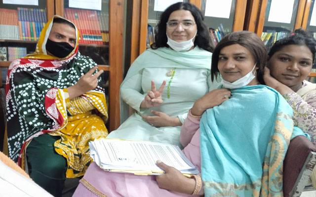 خواجہ سرا نایاب نے بھی بلدیاتی سیاست میں قدم رکھ دیا،کاغذات جمع 