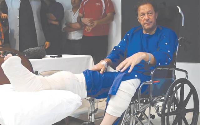 شوکت خانم ہسپتال کے ڈاکٹرز کی ٹیم عمران خان کا معائنہ کرنے میں مصروف، آج عمران خان کو ٹانگ پر بریسز لگانے کے حوالے سے فیصلہ کیا جائے گا