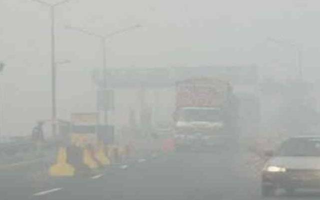 پشاور ٹول پلازہ سے صوابی تک دھند کی وجہ سے موٹروے ایم ون کو ہر قسم کی ٹریفک کیلئے بند کر دیا گیا۔ شہریوں کو غیر ضروری سفر سے گریز کرنے کی ہدایت کر دی