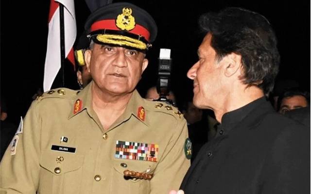 عمران خان اور پی ٹی آئی قیادت یوٹرن پالیسی پر گامزن، ماضی میں جنرل (ر) قمر جاوید باجوہ کی تعریفیں کرنے والے اب اچانک ان کے خلاف ہوگئے۔ سابق وزیراعظم نے حکومت گرانے کی ذمہ داری جنرل (ر) قمر جاوید باجوہ پر ڈال دی