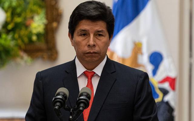 پیرو کی پارلیمنٹ نے تحلیل اور نئے انتخابات کا صدارتی اعلامیہ مسترد کرتے ہوئے صدر پیڈرو کاسٹیلو کا مواخذہ کرتے ہوئے انہیں معزول کر دیا۔ جس کے بعد سکیورٹی فورسز نے پیڈرو کاسٹیلو کو حراست میں لے لیا