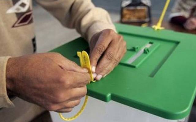 آزاد کشمیر میں بلدیاتی انتخابات کے سلسلے میں میرپور ڈویژن کے تین اضلاع میرپور، بھمبر اور کوٹلی میں ووٹنگ جاری ہے، پولنگ بغیر کسی وقفے کے شام 5 بجے تک ہوگی