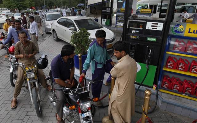 عالمی منڈی میں پیٹرولیم مصنوعات کی قیمتوں میں مسلسل کمی کے باعث ملک میں قیمتوں مں 38 روپے لٹر تک عوام کو ریلیف دیا جاسکتا ہے اور قیمتیں کم ہونے کا امکان ہے