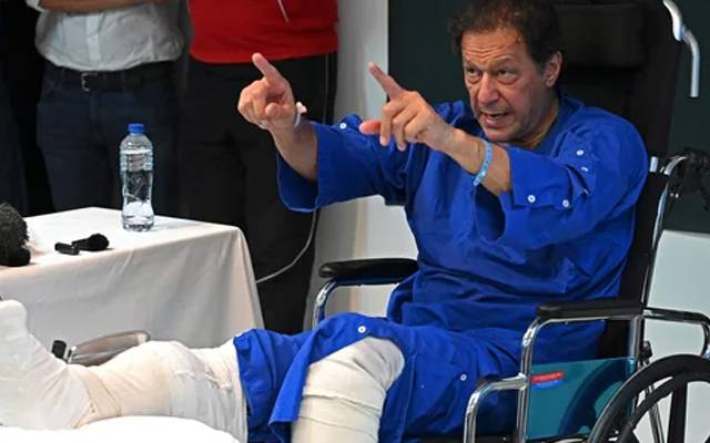 چیئرمین پی ٹی آئی عمران خان پر قاتلانہ حملہ کی تحقیقات کے معاملے پر بنائی گئی جے آئی ٹی میں شامل لاہور پولیس ٹارگٹ حاصل نہ کر سکی۔ سربراہ لاہور پولیس نے وقوعہ کی ذمہ داری سیاسی حریفوں پر ڈالنے کی کوششیں تیز کر دیں