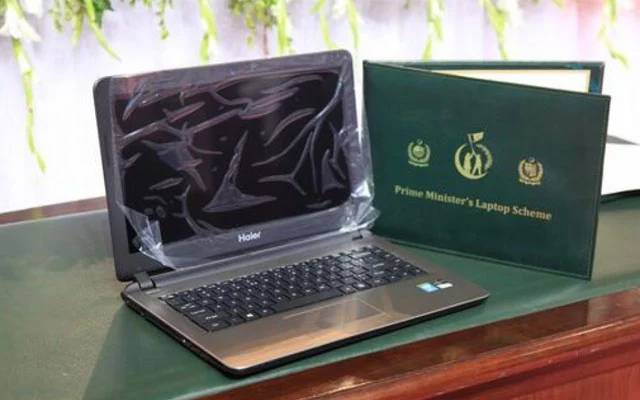 وفاقی حکومت نے ایک بار پھر لیپ ٹاپ اور بلا سود قرض کی فراہمی کا پروگرام شروع کرنے کا اعلان کر دیا