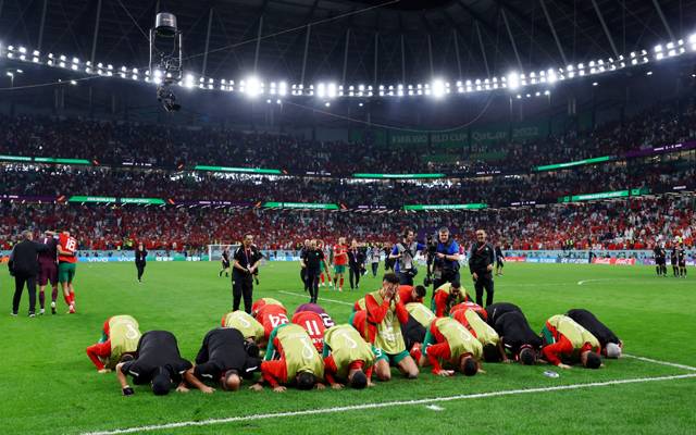 فٹبال ورلڈ کپ: شکست کے باوجود مراکشی کھلاڑی گراؤنڈ میں سجدہ ریز