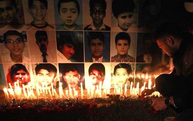 سانحہ آرمی پبلک اسکول پشاور کو آٹھ برس بیت گئے، 8 سال قبل سفاک دہشتگردوں نے علم کی پیاس بجھانے والے معصوم بچوں کو دہشتگردی کا نشانہ بنایا، حملے میں 147 افراد شہید اور درجنوں زخمی ہوئے