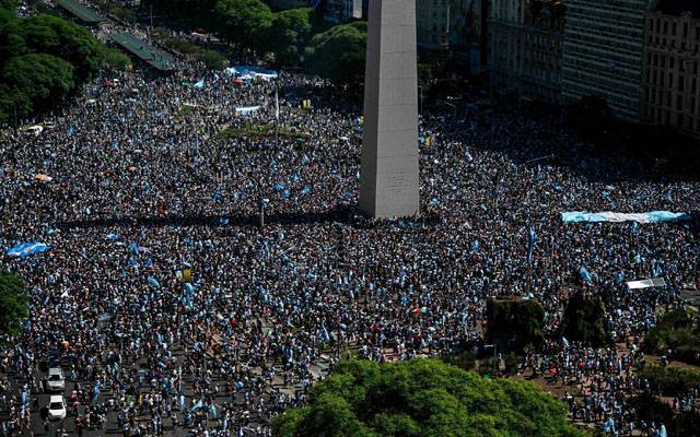 ارجنٹینا کے دارالحکومت بیونس آئرس میں لاکھوں افراد کا سڑکوں پر جشن
