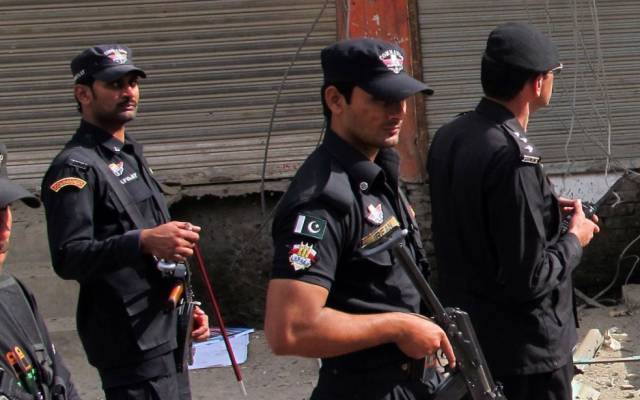 دہشت گرد نیٹ ورک کے خلاف سی ٹی ڈی نے بڑا کریک ڈاؤن کرتے ہوئے لاہور اور مختلف اضلاع سے 5 دہشت گرد گرفتار کرلیے۔ خود کش جیکٹ بنانے کا سامان، بارودی مواد، اسلحہ، ممنوعہ لٹریچر برآمد کرلیا گیا