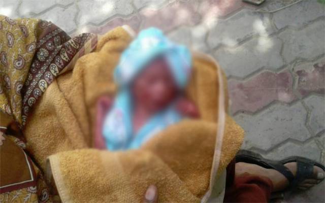 نارووال: سڑک کے کنارے سے نومولود بچہ برآمد