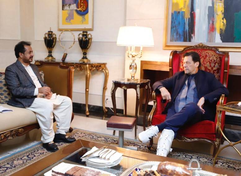  حلیم عادل شیخ کی عمران خان سےملاقات ، سیاسی صورتحال پر  تبادلہ خیال