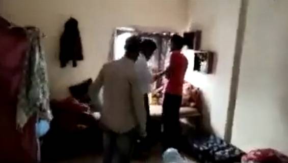 ہندو انتہا پسند وں کا ہندو لڑکی سے دوستی کی پاداش میں مسلمان نوجوان پر تشدد، ویڈیو وائرل 