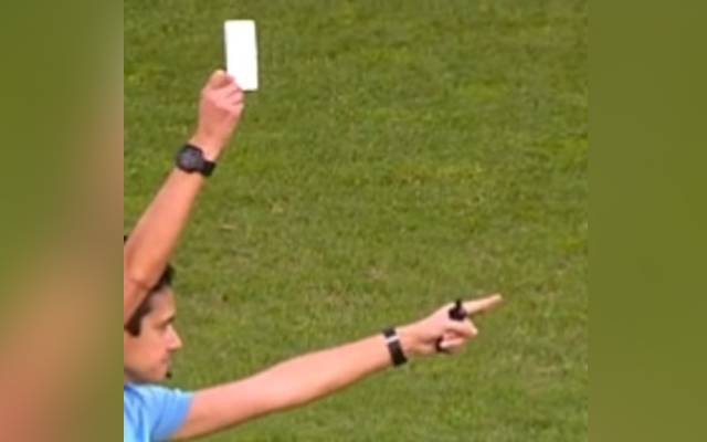 فٹ بال میچ میں امپائر نے فیئر پلے کو تسلیم کرتے ہوئے وائٹ کارڈ دکھا کر تاریخ رقم کردی 