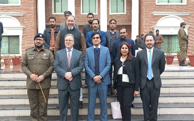 امریکی سفیر ڈونلڈ بلوم کاامریکی کونسل جنرل میکانول کے ہمراہ کرتارپور کادورہ، پاکستانی شاہکار کی تعریف 