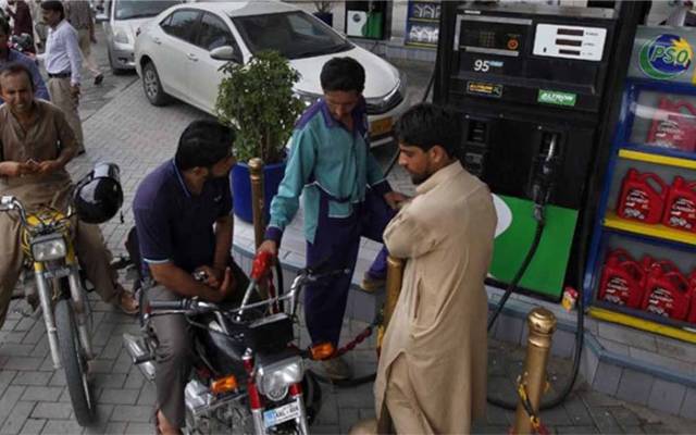 وزیر مملکت برائے پیٹروملیم مصدق ملک نے کہا کہ مارچ میں سستا تیل آنا شروع ہوجائے گا، مارچ میں تمام کمرشل ڈیلز پر دستخط ہوجائیں گے، اگلی سردیوں کے لئے روس سے ایل این جی کا معاہدہ کیا جائے گا