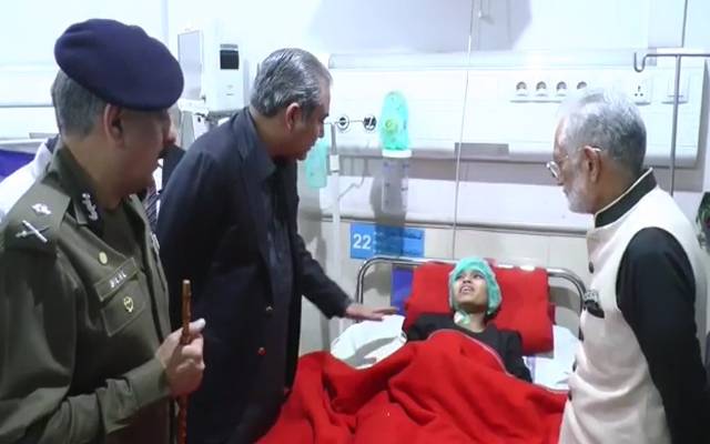 وزیر اعلیٰ پنجاب کا اچانک میو ہسپتال کا دورہ ، تشدد کا نشانہ بننے والی گھریلو ملازمہ کی عیادت کی