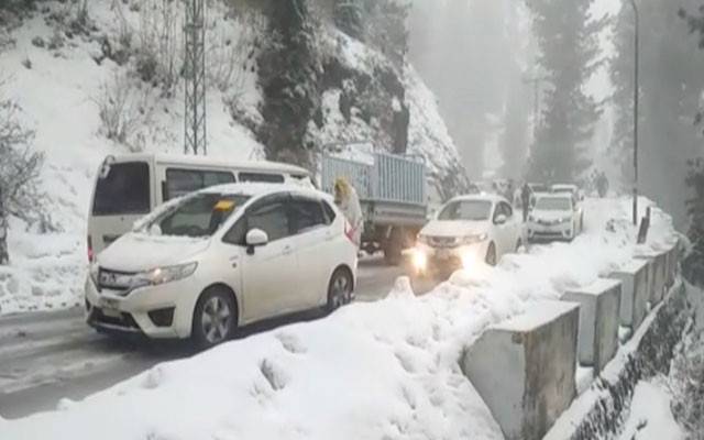 ایبٹ آباد کے سیاحتی مقام گلیات میں برف باری  کا سلسلہ جاری ہے۔ 