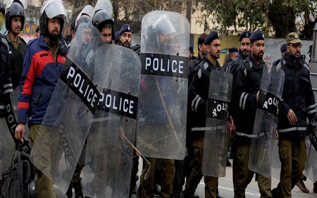 لاہور: نولکھا پولیس اور ٹائر مارکیٹ کے دکاندار آمنے سامنے، پولیس پر پتھراؤ