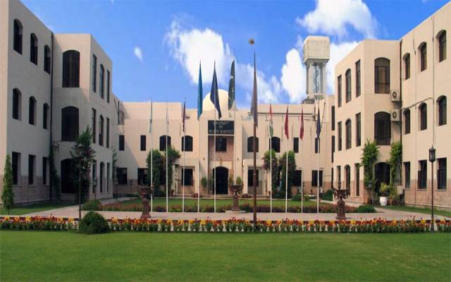 طلبا کیلئے بری خبر، سرکاری یونیورسٹی نے فیسوں میں 1300 فیصد تک اضافہ کردیا