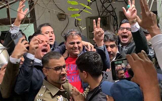 جیل میں بچوں سے ملاقات کرنا کیسا تھا؟صحافی کے سوال پر فواد چودھری آبدیدہ ہو گئے 