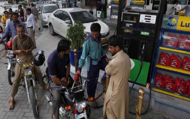 سینیٹ کی قائمہ کمیٹی برائے پٹرولیم کو بتایا گیا پاکستان اور روس کے درمیان خام تیل اور ایل این جی کی درآمد پر اتفاق ہوگیا، ابتداتی طور پر روس پاکستان کو کل ضرورت کا 20 فیصد خام تیل فراہم کرے گا جبکہ گیس کی بڑھتی ضرورت بھی پوری کرے گا