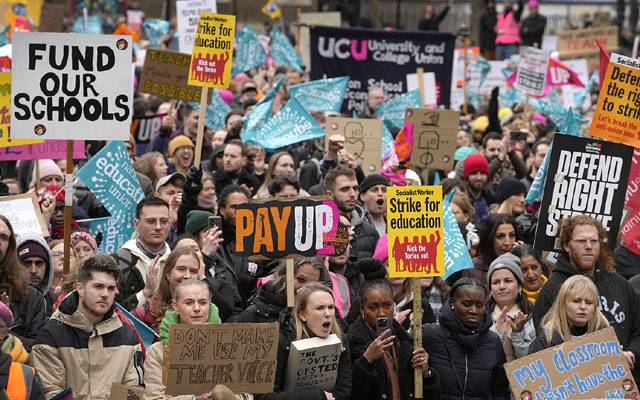 برطانیہ: 124 محکموں کے لاکھوں ورکرز کی تنخواہوں میں اضافے کیلئے ہڑتال