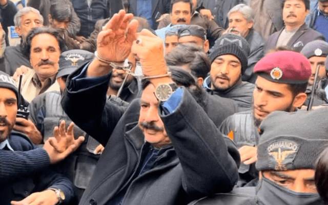 سربراہ عوامی مسلم لیگ شیخ رشید کے خلاف کراچی میں بھی مقدمہ درج کرلیا گیا۔ سابق وفاقی وزیر کی گرفتاری کے لیے پولیس پارٹی تشکیل دے دی گئی