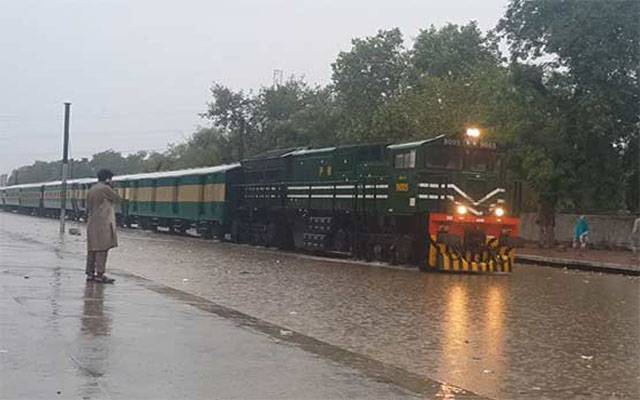 سیلاب کی وجہ سے بند کی گئی ٹرینیں کب چلیں گی، محکمہ ریلوے بتانے سے قاصر
