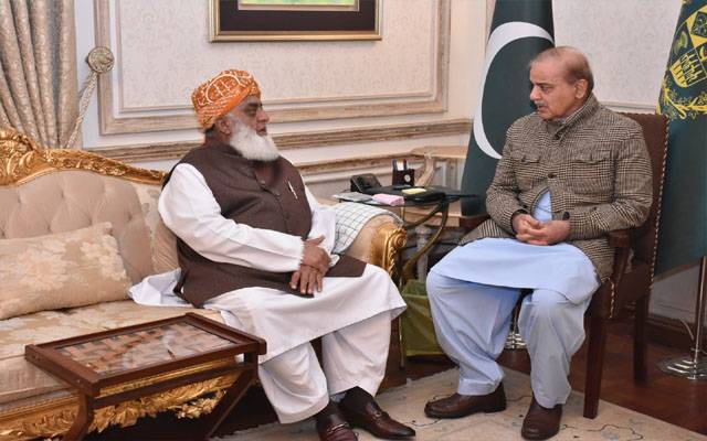 وزیر اعظم شہباز شریف سے مولانا فضل الرحمان کی ملاقات، انتخابات کے حوالے سے تبادلہ خیال 