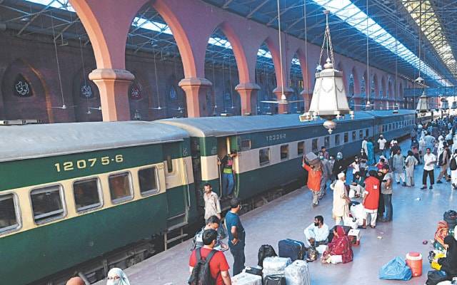 پاکستانیوں کیلئے سستا سفر کرنا بھی مہنگا ہوگیا ،ریل کرایوں میں 8فیصد اضافہ