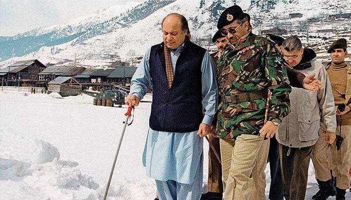 سابق وزیر اعظم نواز شریف ،آرمی چیف پرویز مشرف کے ساتھ&nbsp;