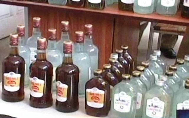 خیرپور: پولیس کارروائی میں 3 منشیات فروش گرفتار، 90 بوتلیں شراب برآمد