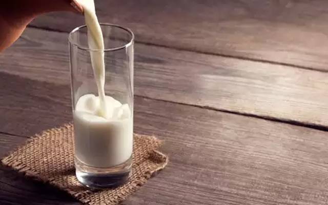 مہنگائی سے ستائے عوام کےلئے ایک اور بُری خبر آگئی۔ ٹیٹرا پیک کمپنی نے دودھ کی قیمتوں میں اضافے کا اعلان کر دیا