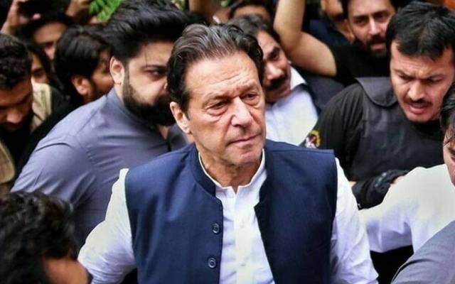 توشہ خانہ کیس میں عمران خان کی آج عدالت حاضری سے استثنی ٰ کی درخواست پر فیصلہ محفوظ کرلیا گیا۔ خواجہ حارث سمیت 4 وکلاء کے وکالت نامے عدالت میں جمع کروا دیئے گئے