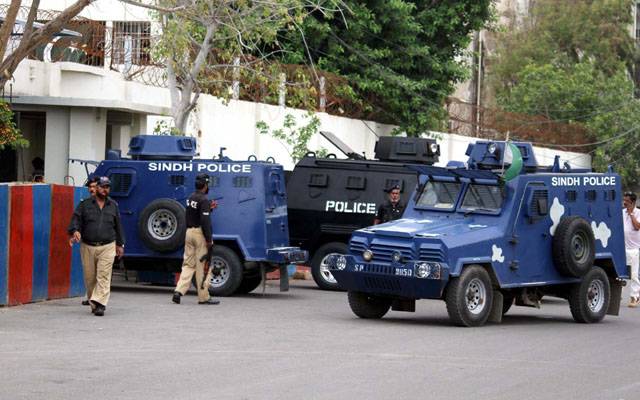 خیرپور: انتہائی مطلوب ڈاکوؤں نے پولیس کے سامنے ہتھیار ڈال دیے