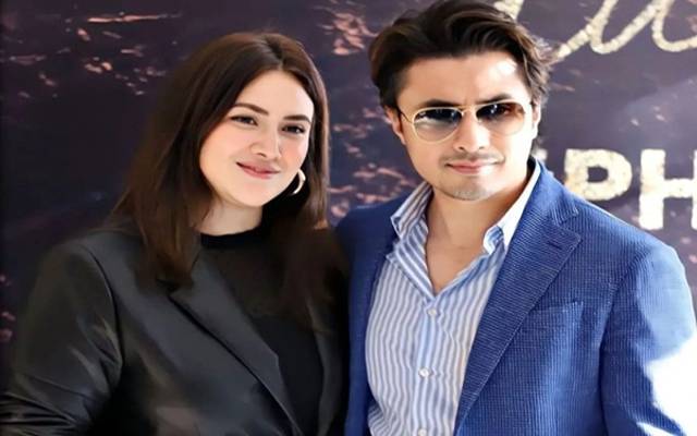 پاکستان میوزک انڈسٹری کے ورسٹائل گلوکار، اداکار اور ماڈل علی ظفر کا کہنا ہے کہ جب وہ 19 برس کے تھے تو عائشہ کو منانے کیلئے گانا لکھا تھا۔