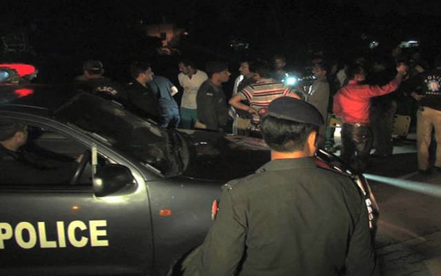 (24نیوز) کراچی میں عزیز بھٹی پولیس نے 2 مقابلوں میں ایک ڈاکو کو ہلاک جبکہ 2 کو زخمی حالت میں گرفتار کرلیا، مقابلے یونیورسٹی روڈ اور راشد منہاس روڈ پر ہوئے۔