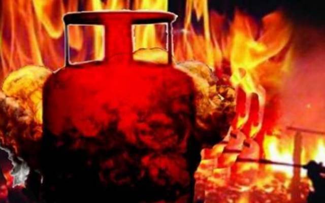 کراچی میں جمشید روڈ پر فلیٹ میں سلینڈر دھماکے کے نتیجے میں 7 افراد زخمی ہوگئے، زخمیوں کو سول اسپتال منتقل کردیا گیا۔