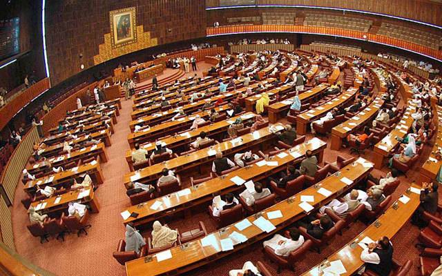 پاکستان تحریک انصاف کے 43 ارکان کے استعفوں کی منظوری معطل ہونے کے بعد انہیں پارلیمنٹ ہاؤس پہنچنے کی ہدایات جاری کر دی گئی ہیں