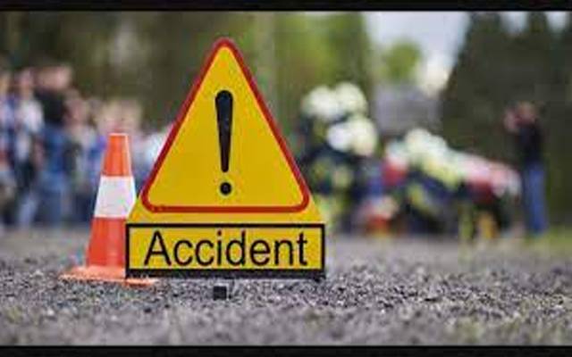 سندھ اسمبلی کے سامنے 2 تیز رفتار گاڑیاں آپس میں ٹکڑا گئی، حادثے میں کوئی جانی نقسان نہیں ہوا۔